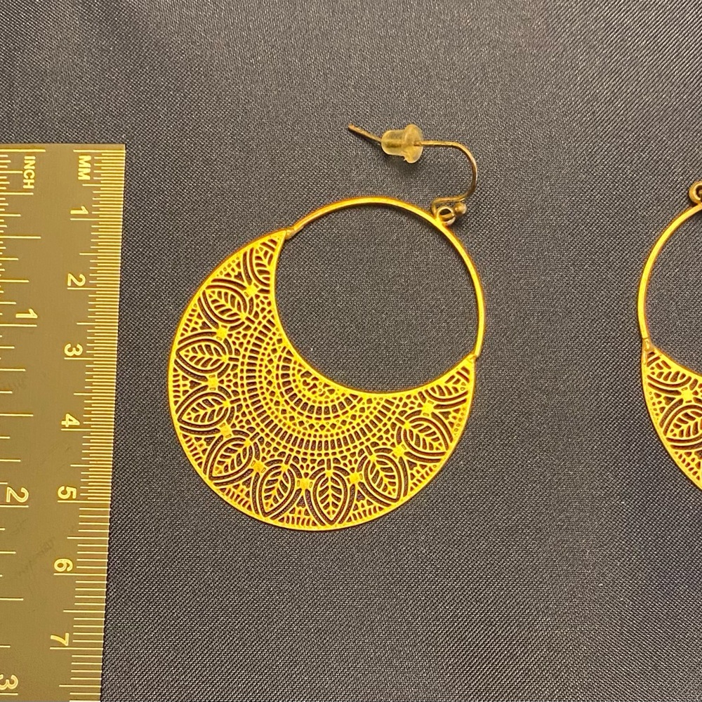 Filigree gold tone hoop dangle earrings - Picture 4 of 6